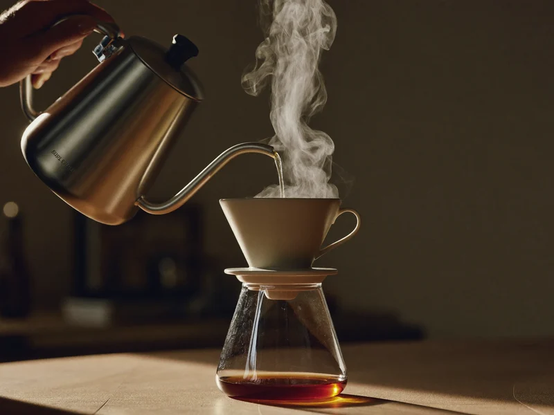 Cafea la filtru preparată manual, cu apă turnată peste dripper ceramic.